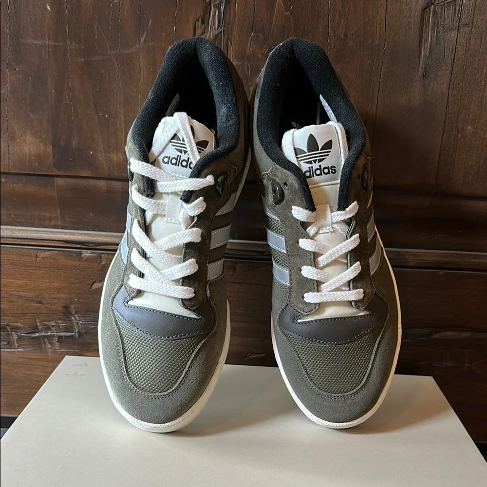 adidas Originals Green and White Sneakers Classic Design - Picture 4 of 7